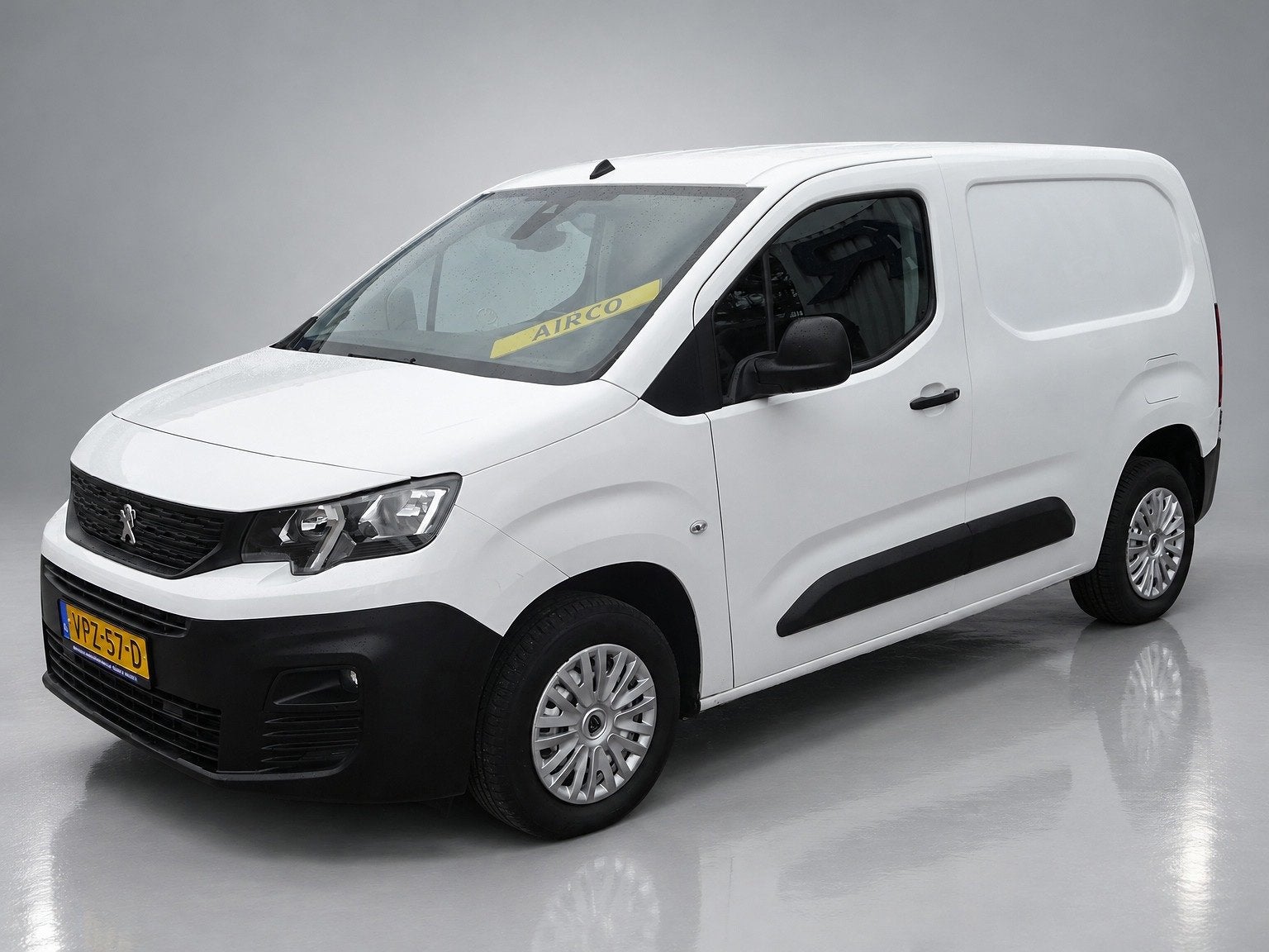 Peugeot Partner 1.2 PureTech Premium, Voorwielaandrijving, Dealer onderhouden, Gebruikt, 1199 cc