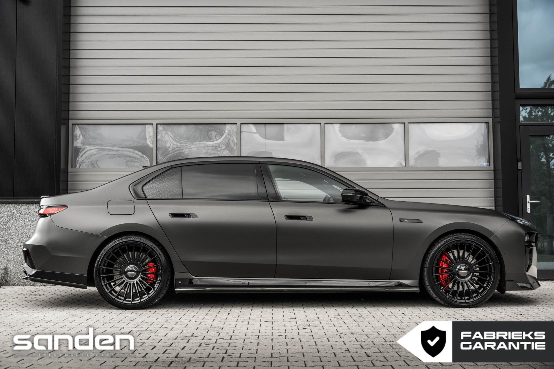 BMW 7-serie M760e xDrive MSport Pro|Theatre|B&W|Skylounge, Automaat, Dealer onderhouden, 2000 kg, Zwart