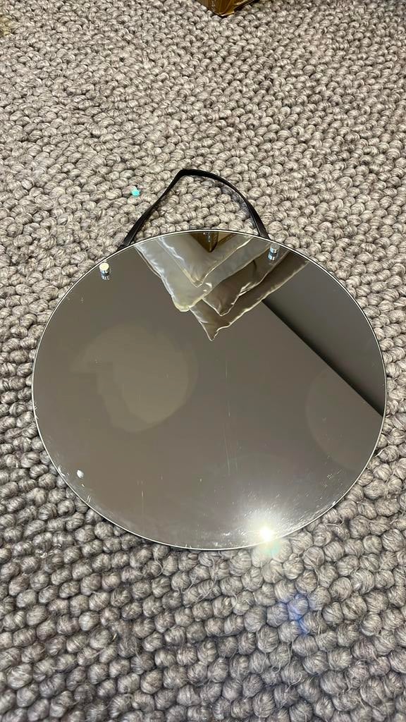 Spiegel 35 cm aan leren hengsel, Minder dan 50 cm, Gebruikt, Rond, Ophalen of Verzenden