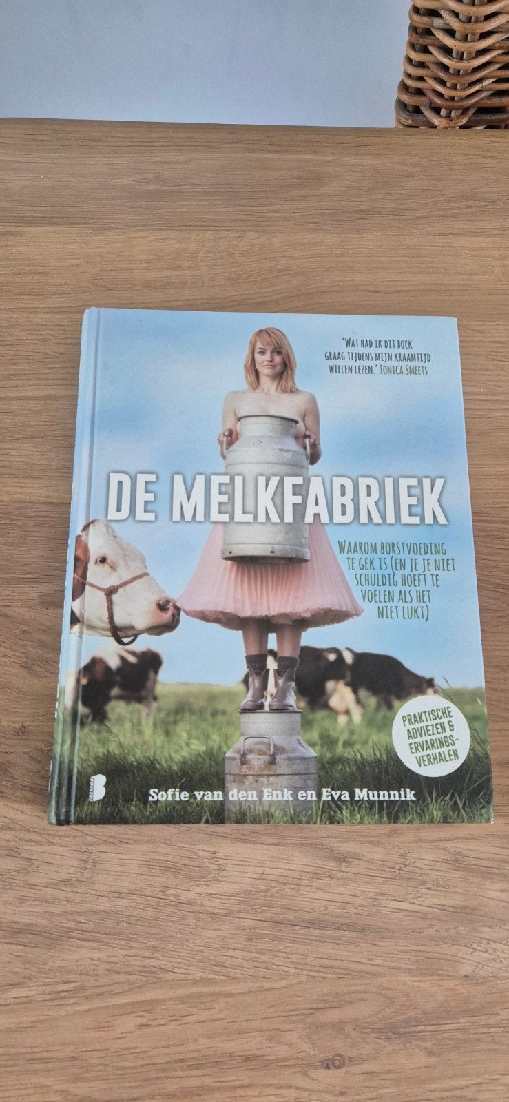 Sofie van den Enk - De melkfabriek, Boeken, Sofie van den Enk; Eva Munnik, Zwangerschap en Bevalling, Ophalen of Verzenden, Zo goed als nieuw