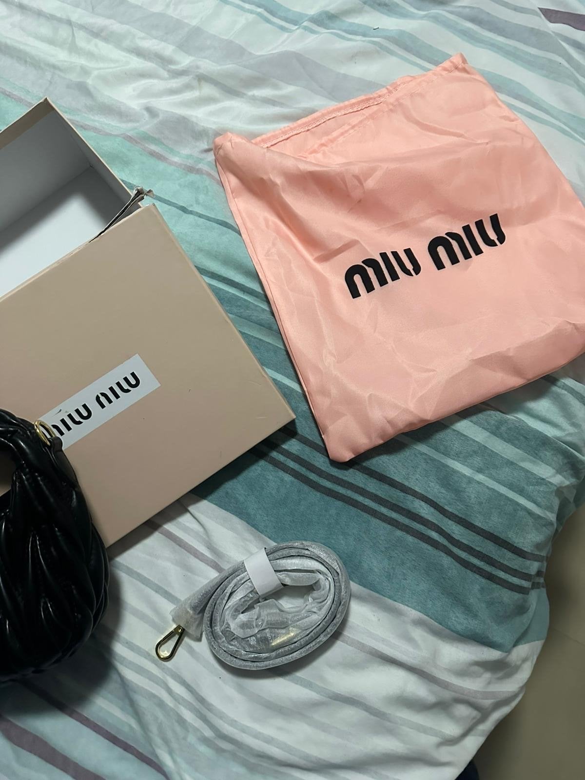 Miu Miu Matelassé Nappa Leren Schoudertasje Zwart, Sieraden, Tassen en Uiterlijk, Ophalen of Verzenden, Zo goed als nieuw, Zwart