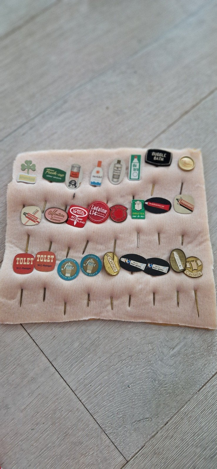 Vintage speldjes' 60 – 25 stuks, Verzamelen, Verzenden, Gebruikt, Merk, Speldje of Pin