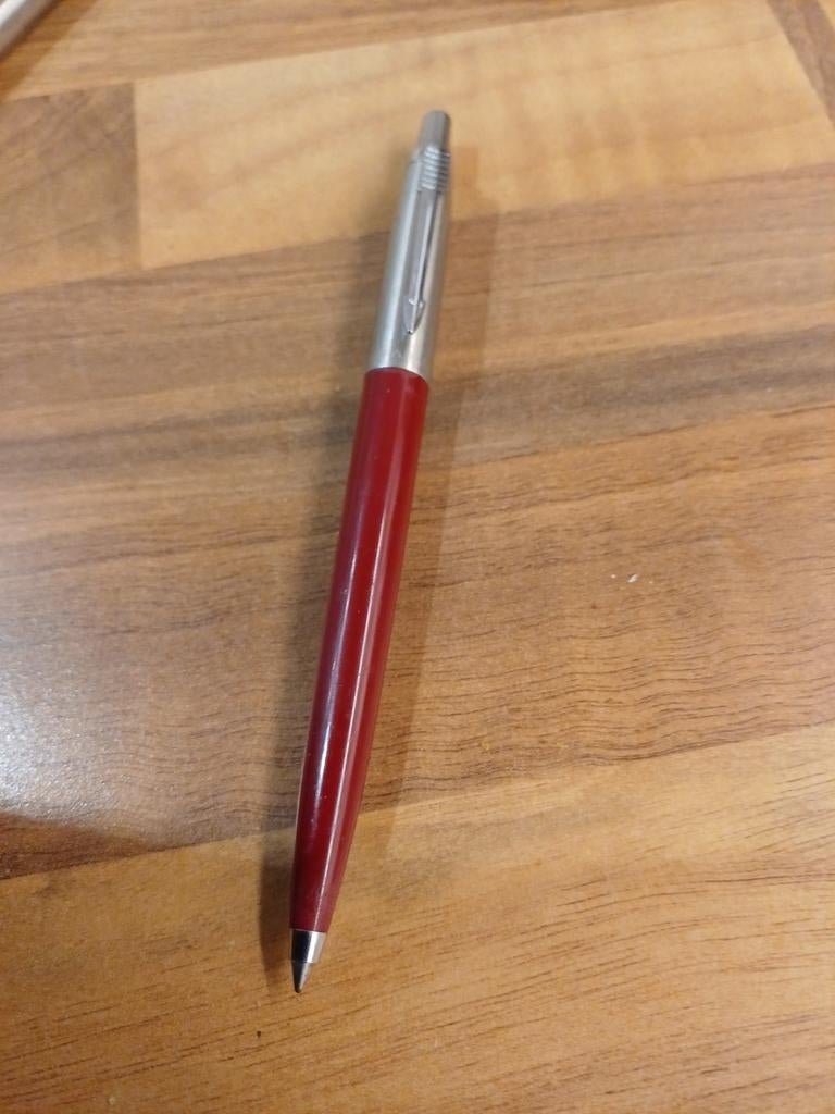Parker Jotter Balpen Rood - Klassieke Schrijfervaring, Verzamelen, Pennenverzamelingen, Ophalen of Verzenden, Gebruikt, Balpen