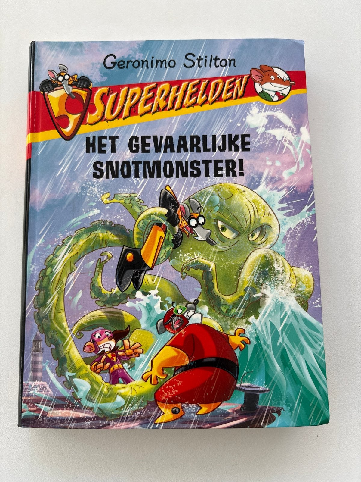 Geronimo Stilton Superhelden: Het Gevaarlijke Snotmonster!, Ophalen of Verzenden, Zo goed als nieuw, Fictie algemeen
