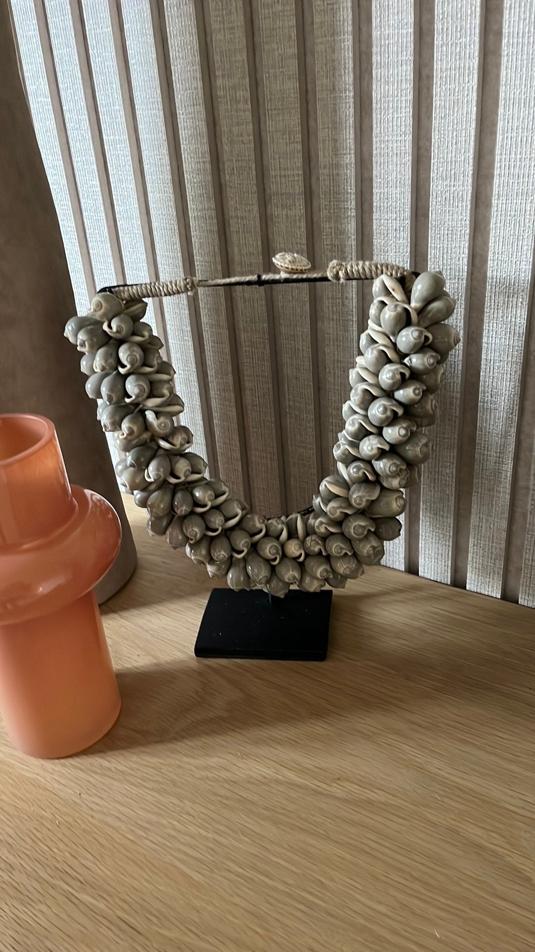 Prachtige schelpenketting op standaard, Huis en Inrichting, Woonaccessoires | Kransen, Ophalen of Verzenden, Zo goed als nieuw