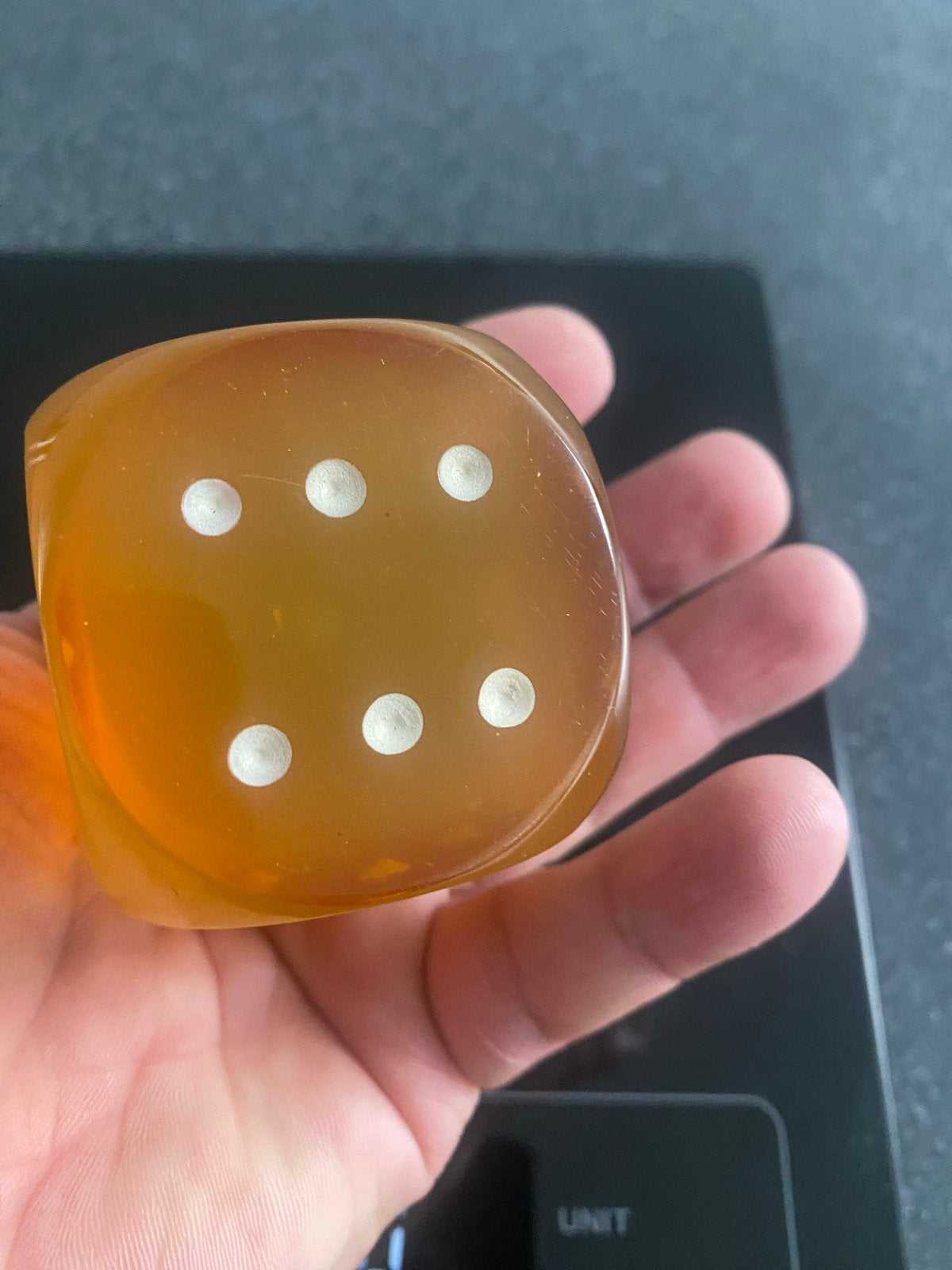 Grote amberkleurige bakeliet dobbelsteen, 161 gram, Ophalen of Verzenden