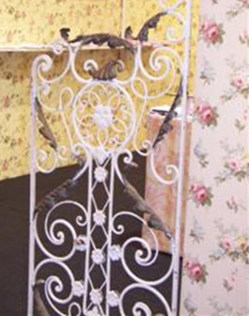 Twee prachtige identieke antieke rekken met bloem motief, Antiek en Kunst, Curiosa en Brocante, Ophalen