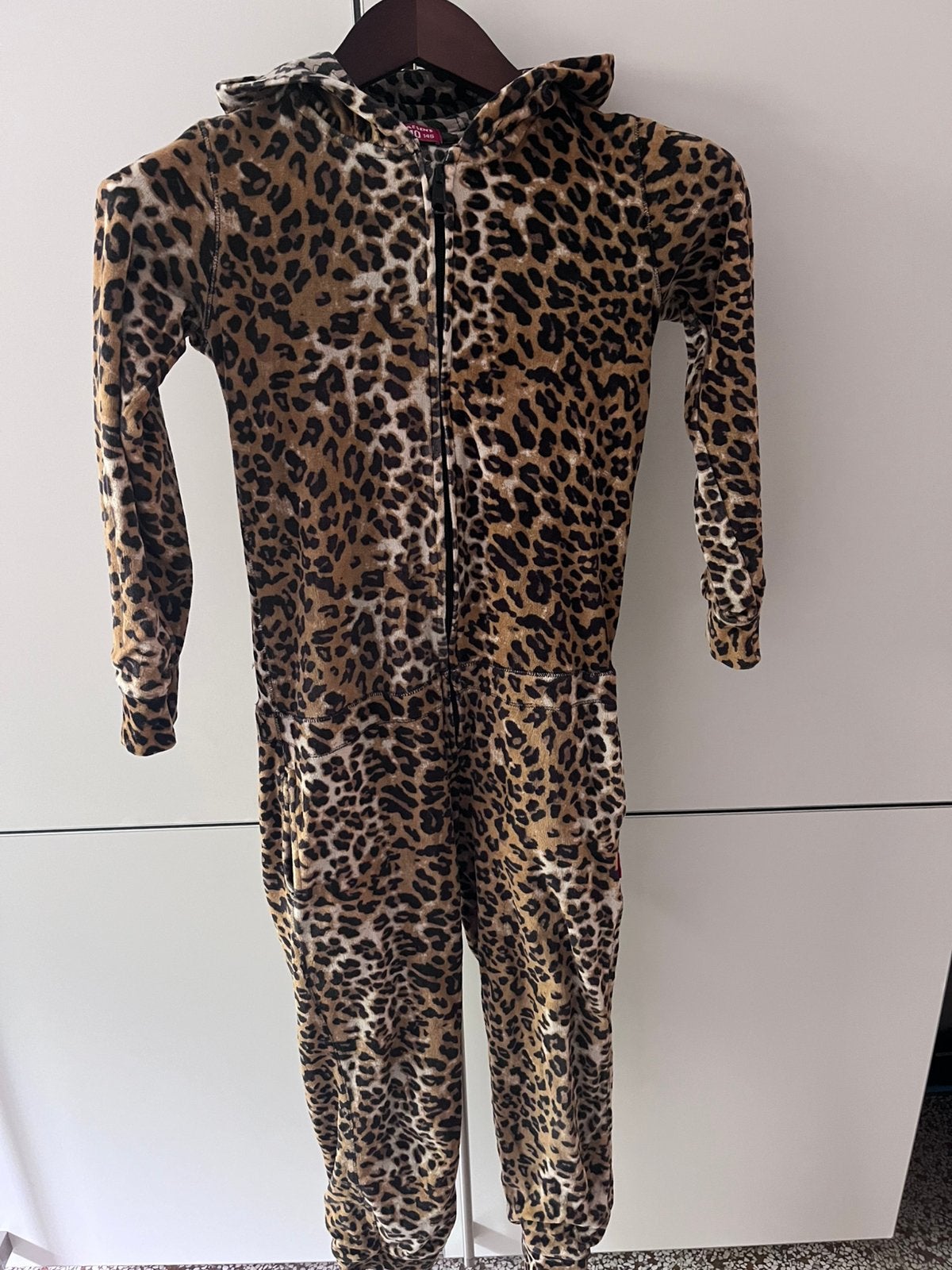 Onesie, jumpsuit, pyama, luipaard mt 140-146 Claesen’s, Ophalen of Verzenden, Zo goed als nieuw, Jongen of Meisje, Overige typen