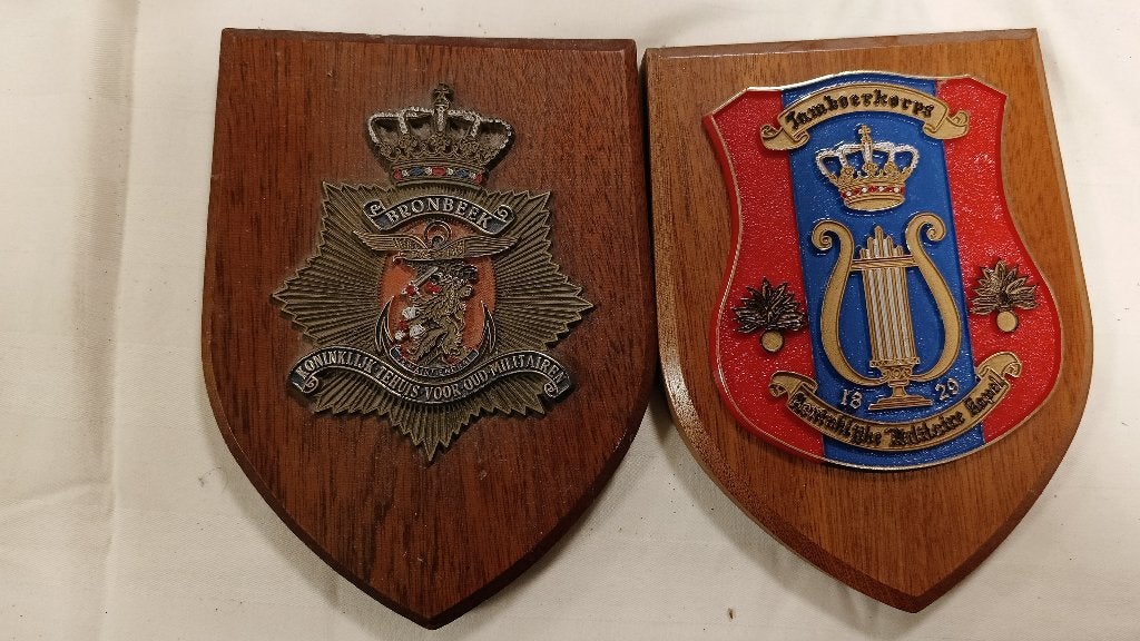 2 militaire wandplaquettes Bronbeek en KMK, Verzamelen, Ophalen of Verzenden, Landmacht, Nederland, Embleem of Badge