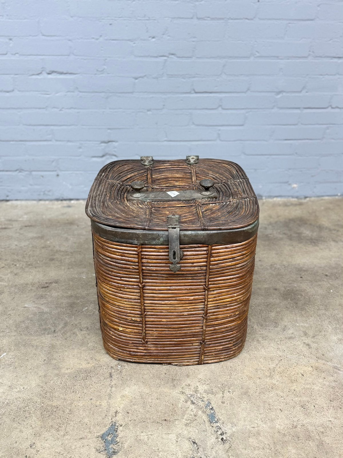 Vintage rieten mand met deksel en metalen details, Ophalen of Verzenden, Zo goed als nieuw, Rechthoekig, Riet