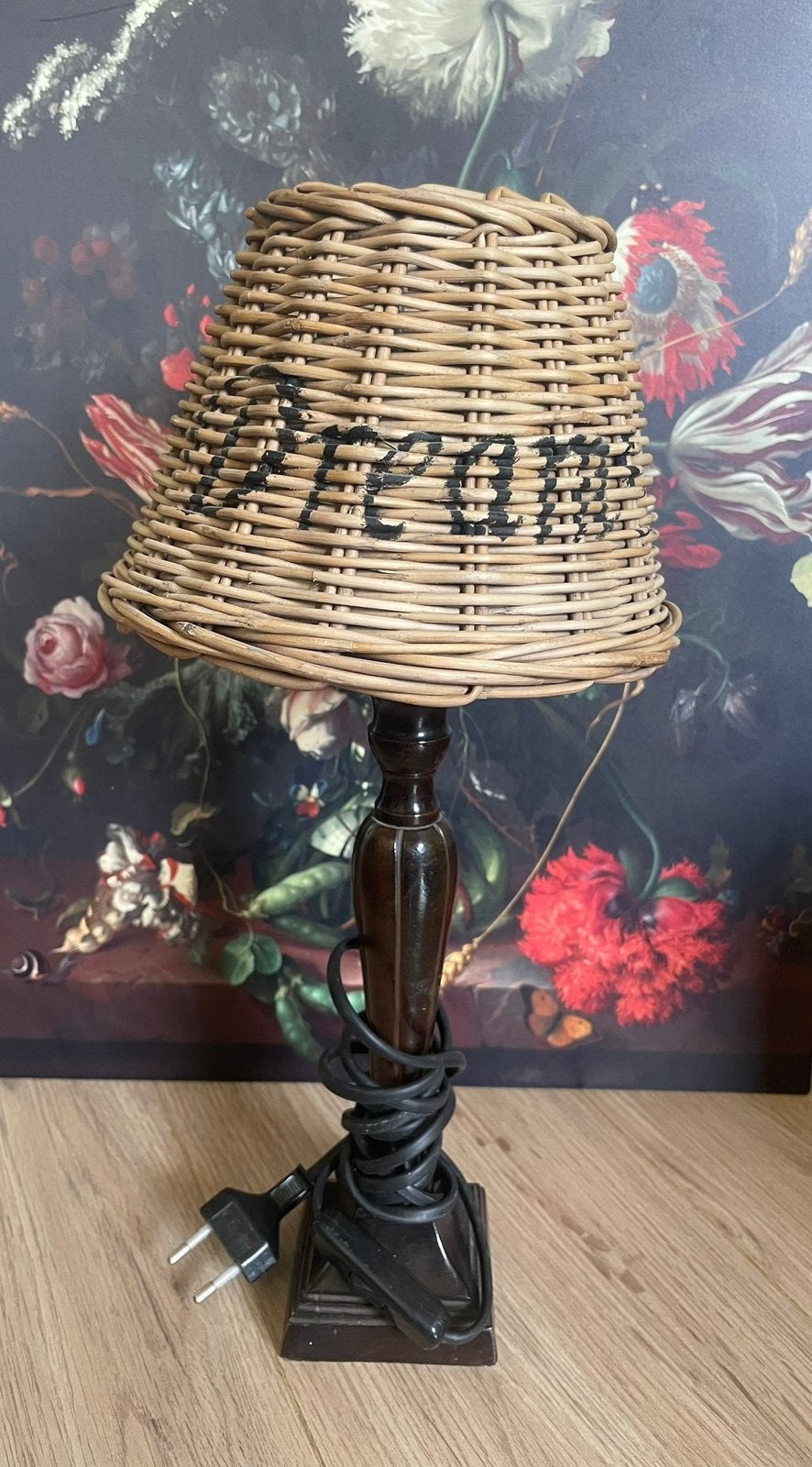 Tafellamp met rieten kap en bruin metalen poot - 38 cm hoog, Bruin, Ophalen, Zo goed als nieuw, 38 cm