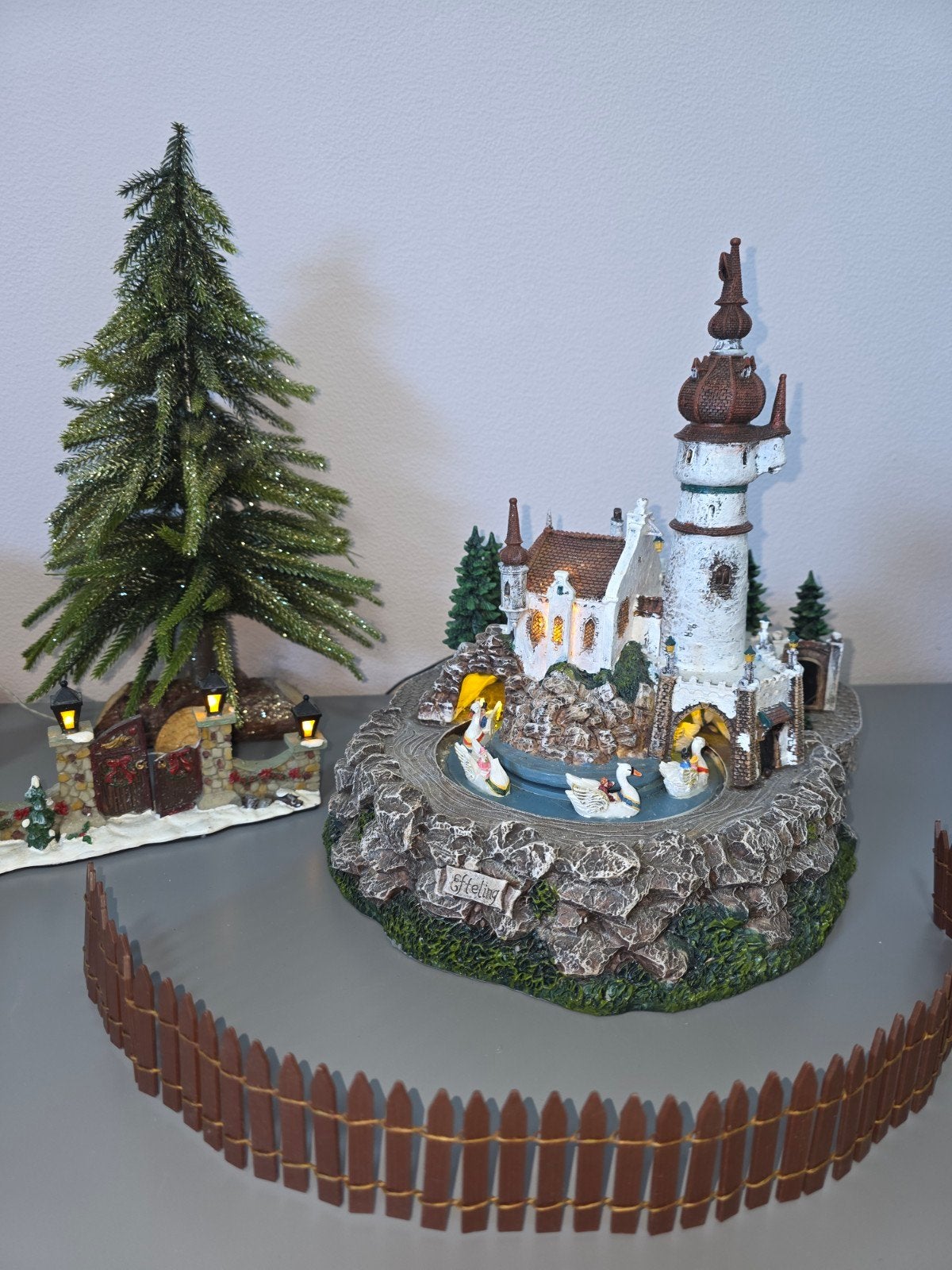Efteling Luville miniatuur van de Zes Zwanan, Ophalen of Verzenden, Gebruikt