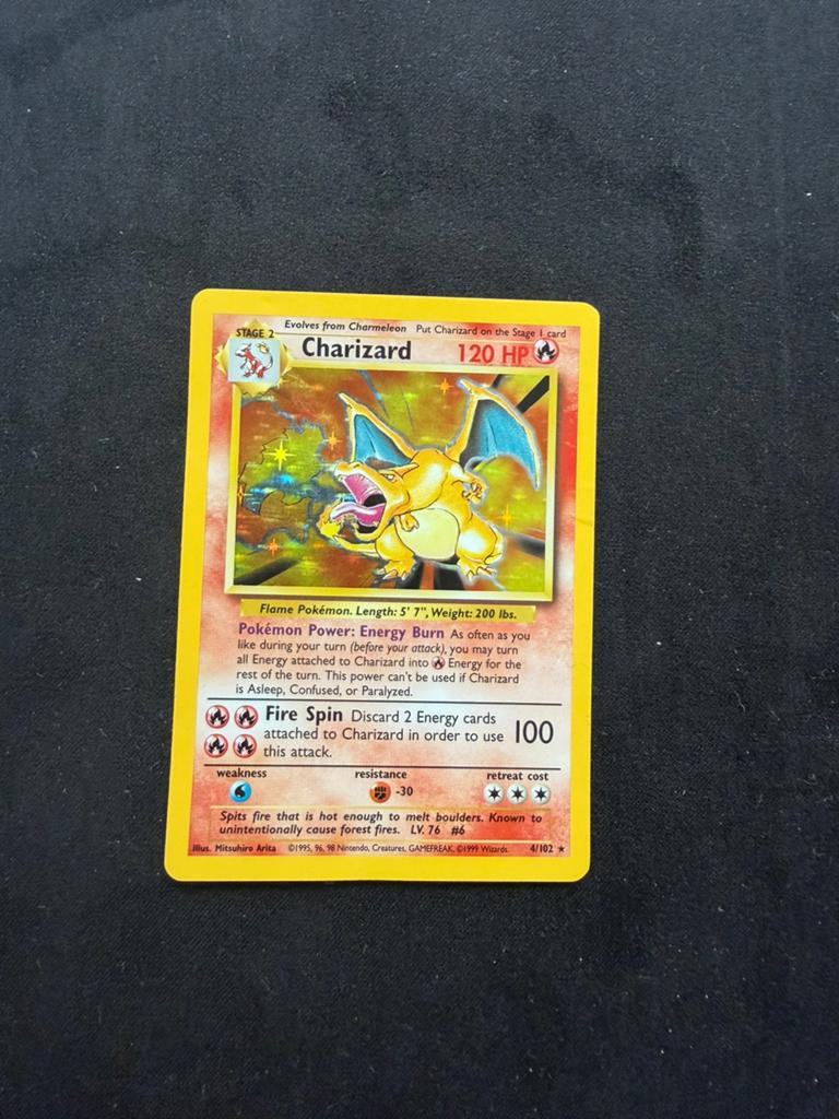 Charizard base set 1999 4/102, Hobby en Vrije tijd, Verzamelkaartspellen | Pokémon, Ophalen of Verzenden, Zo goed als nieuw