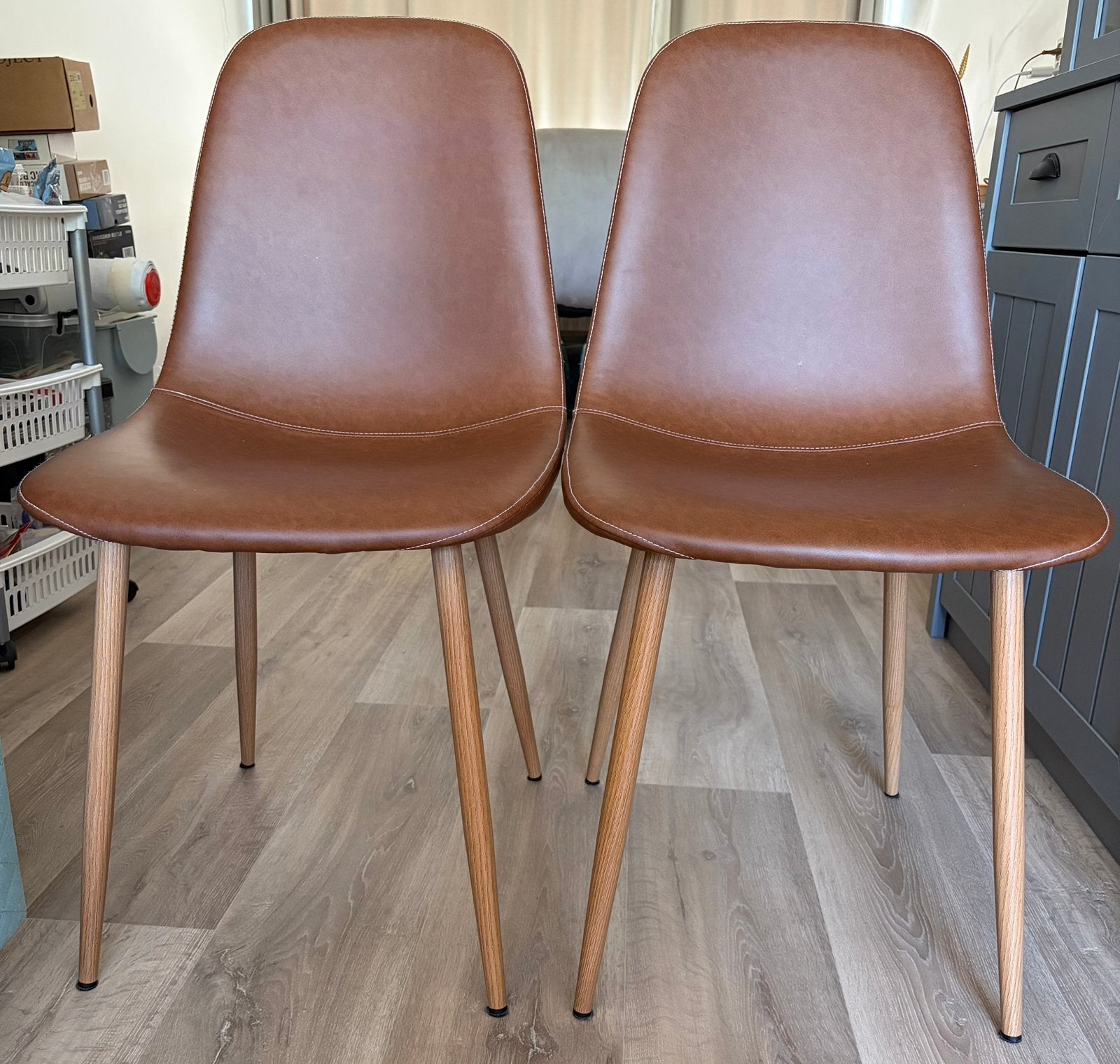 Twee eetkamerstoelen Jysk Jonstrup cognac kunstleer/eiken, Ophalen, Overige materialen, Gebruikt, Twee