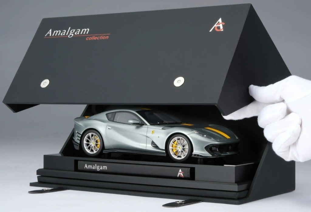 Ferrari 812 Competizione Zilver/Grijs 1:18 van Amalgam