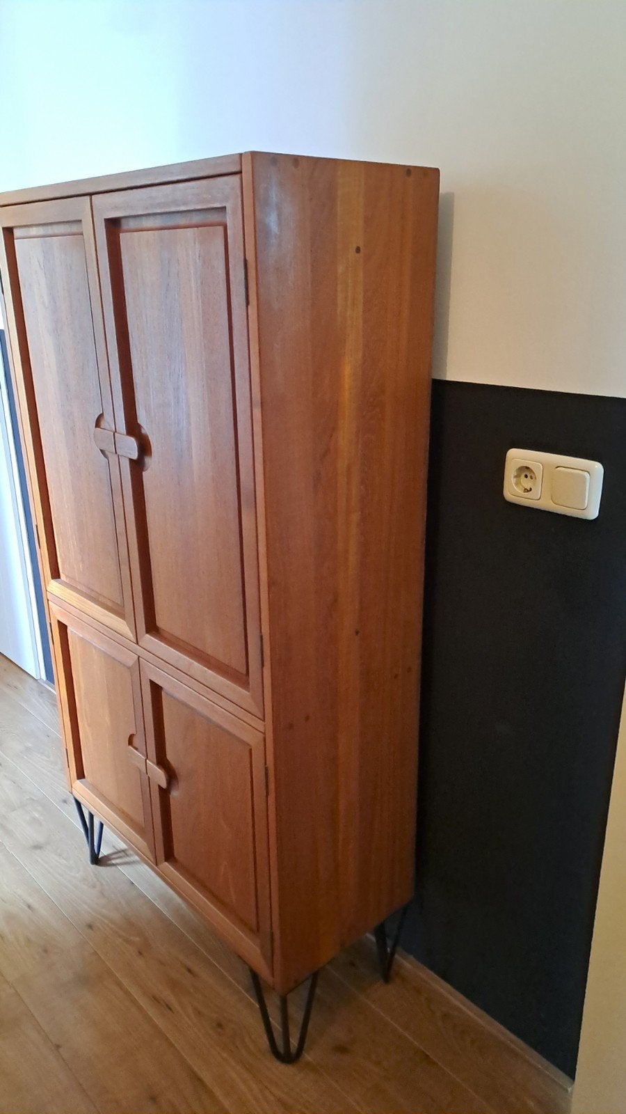 Vintage houten kast met deuren en planken - 140x73x32 cm