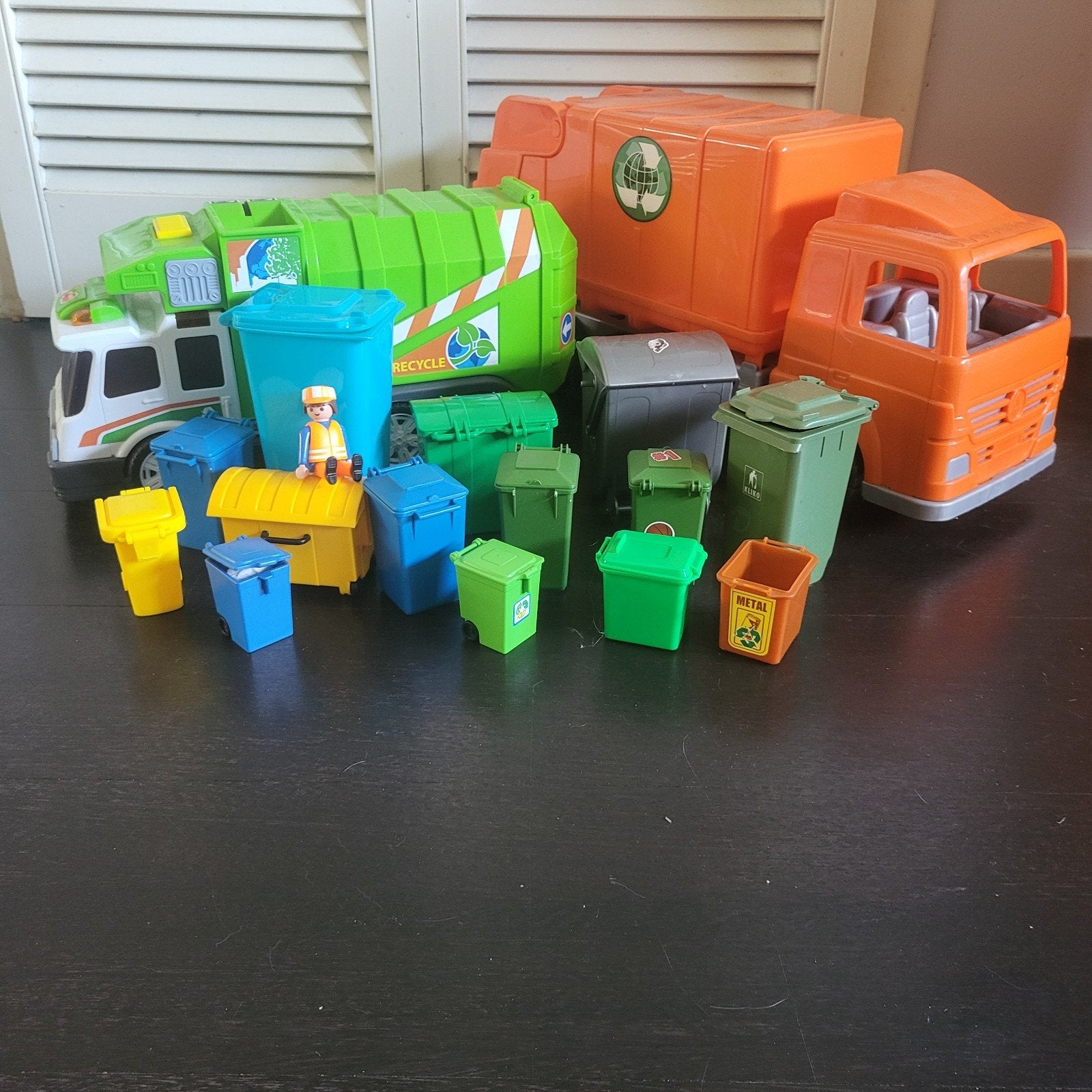 speelgoed vuilniswagen met containers, Ophalen