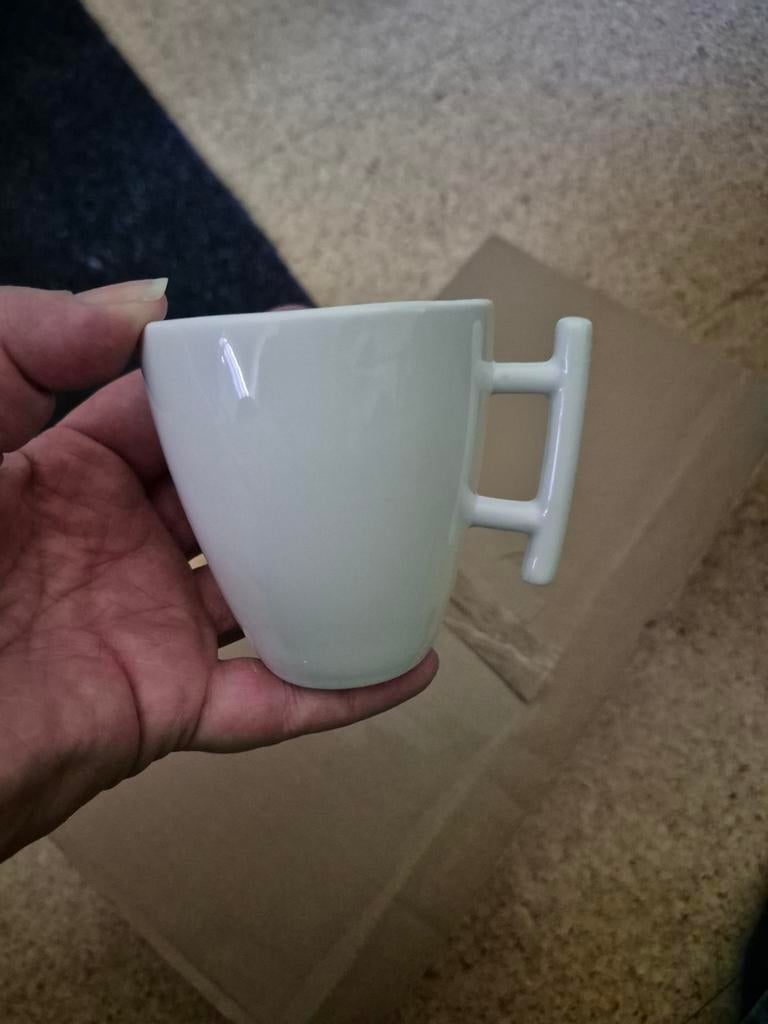 12 Squito Young koffiekopjes met schotels nieuw in doos, Huis en Inrichting, Ophalen, Nieuw, Overige stijlen, Kop(pen) en/of Schotel(s)