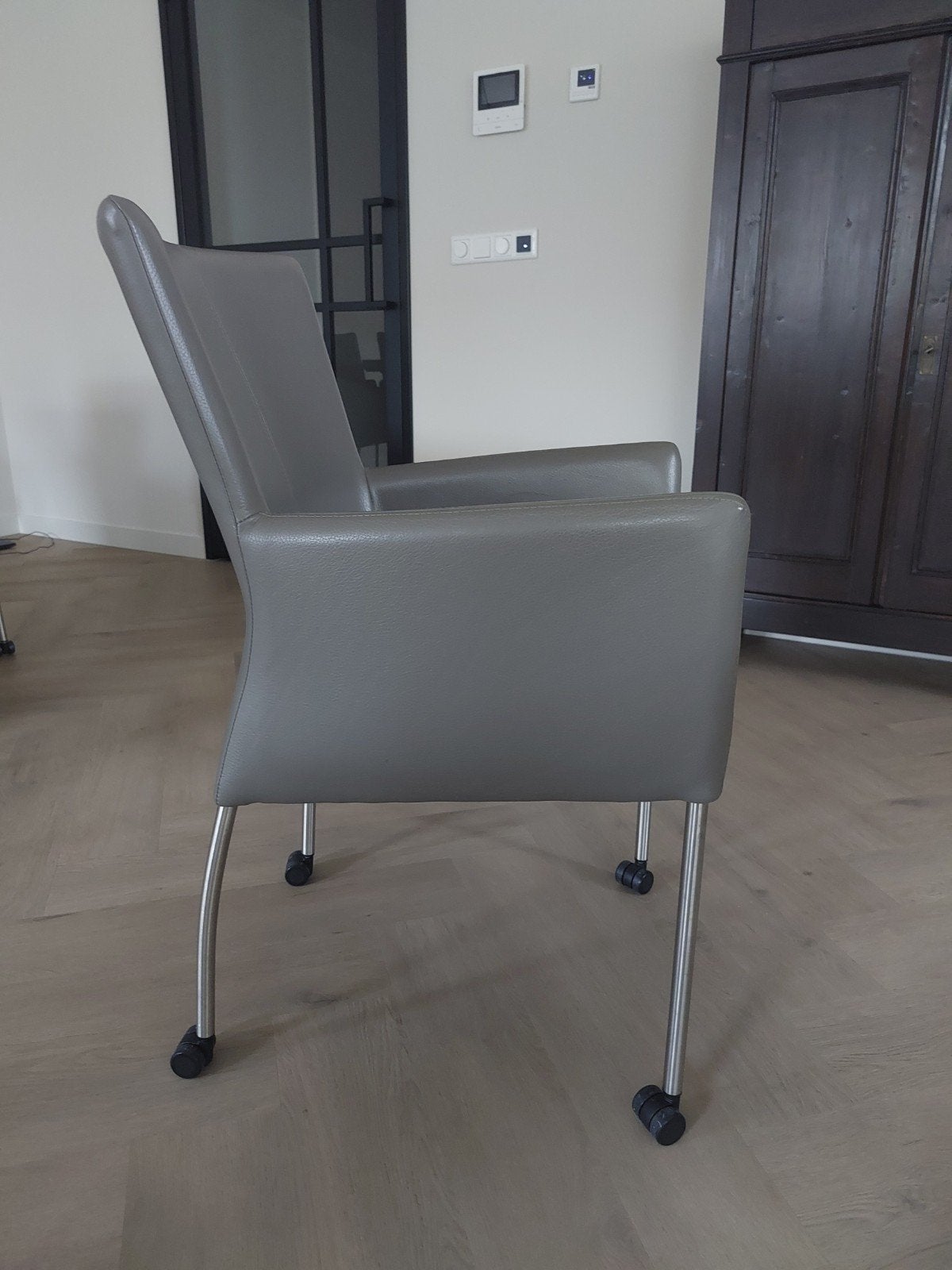 8 stuks leren kuip eethoekstoelen taupe/lever  kleur, Huis en Inrichting, Ophalen, Overige kleuren, Leer, Zo goed als nieuw