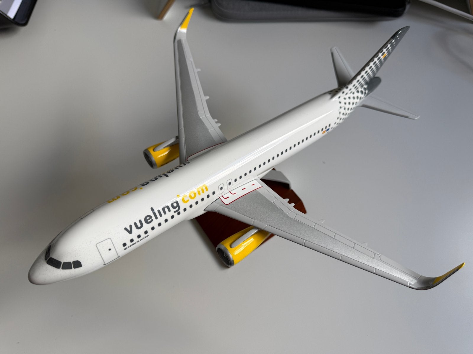 Vueling Airbus A320 modelvliegtuig schaal 1:100, Overige merken, 1:72 tot 1:144, Gebruikt, Ophalen of Verzenden