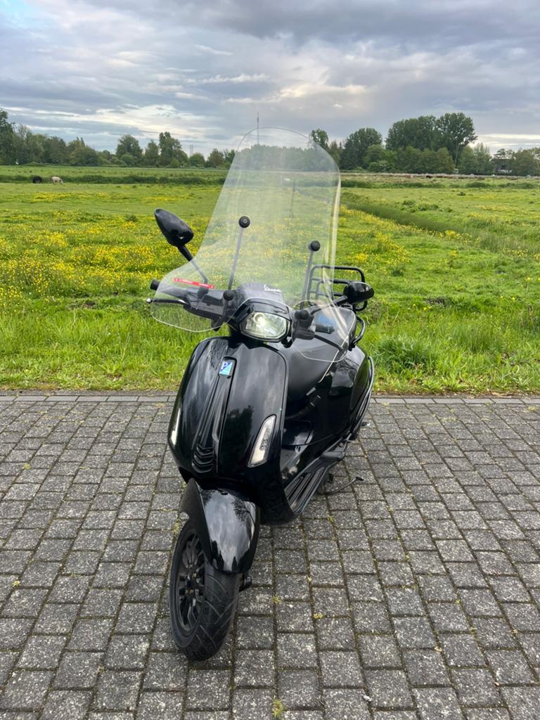Vespa Sprint zwart geel kenteken 45 km/u, Ophalen of Verzenden, Zo goed als nieuw, Benzine