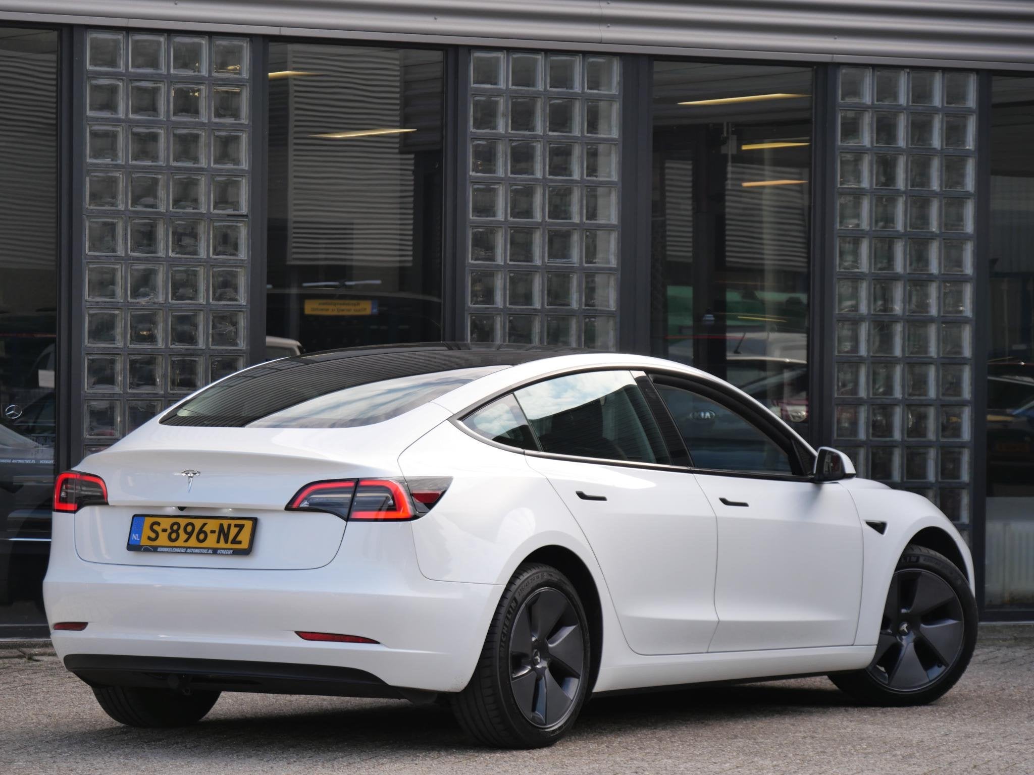 Tesla Model 3 RWD 60kWh PLUS/ WARMTEPOMP/ LFP ACCU/ TREKHAAK, Automaat, Achterwielaandrijving, Gebruikt, Zwart