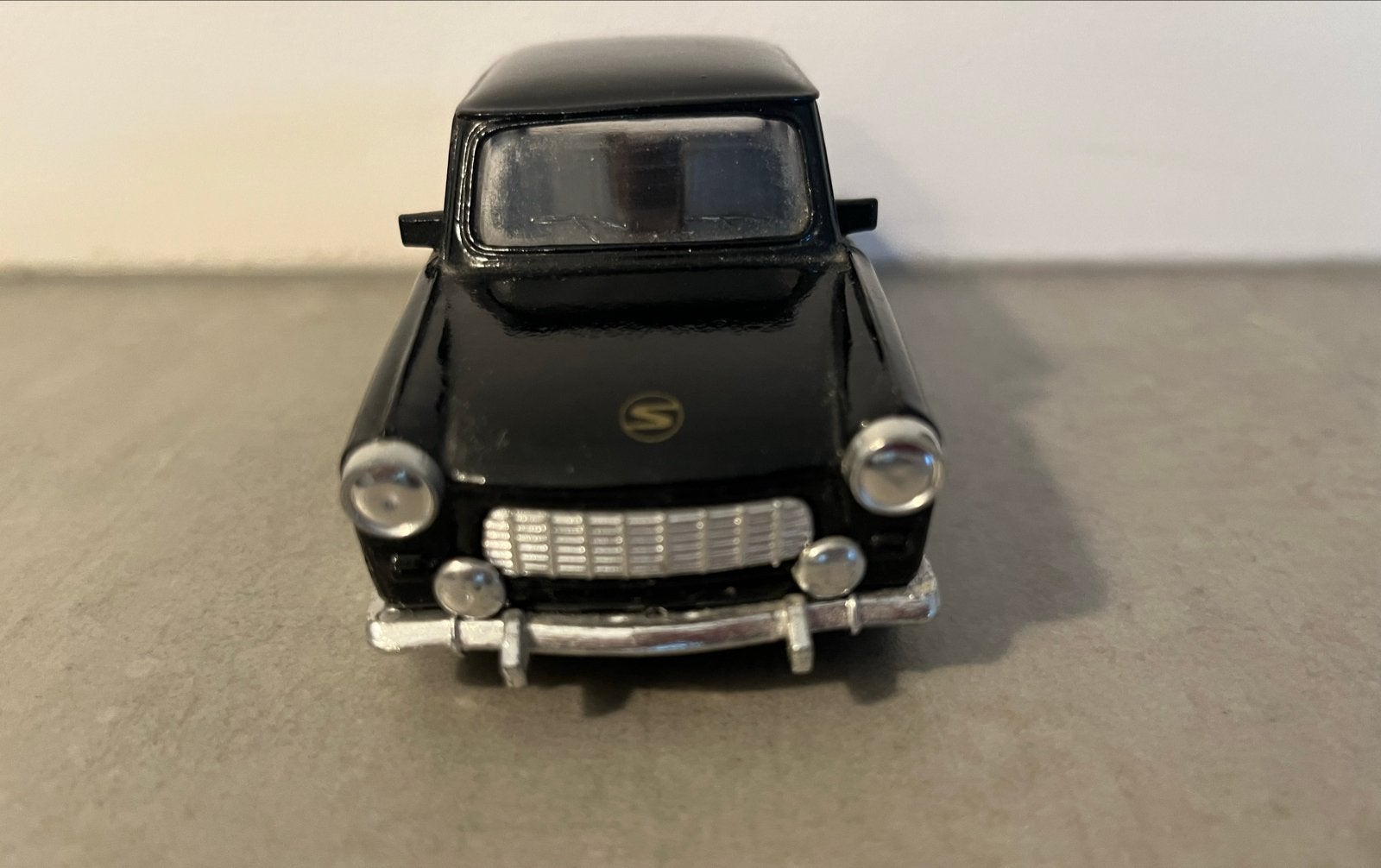 Zwarte Trabant 601 modelauto - DDR-1989, Ophalen of Verzenden, Zo goed als nieuw