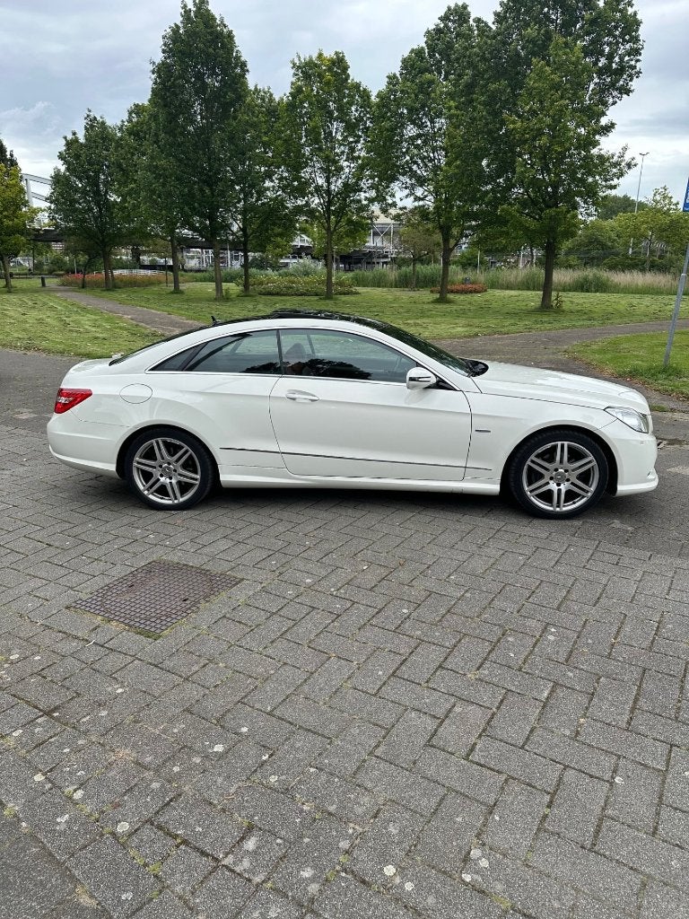 Mercedes-Benz E-Klasse E250 CGI Coupe AUT 2010 Full Option, Auto's, Mercedes-Benz, Euro 5, Achterwielaandrijving, 1800 kg, 4 cilinders