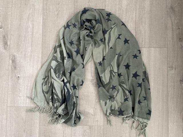 Sjaaltje - 175x115 cm (zonder sliertjes) - Groen, Kleding | Dames, Mutsen, Sjaals en Handschoenen, Ophalen of Verzenden, Zo goed als nieuw