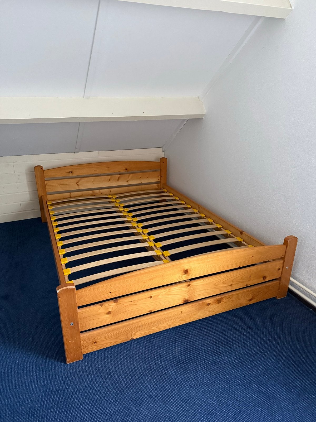 Houten tweepersoonsbed met lattenbodem (140 x 200 matras), Huis en Inrichting, Slaapkamer | Bedden, Ophalen, Gebruikt, Bruin, Tweepersoons