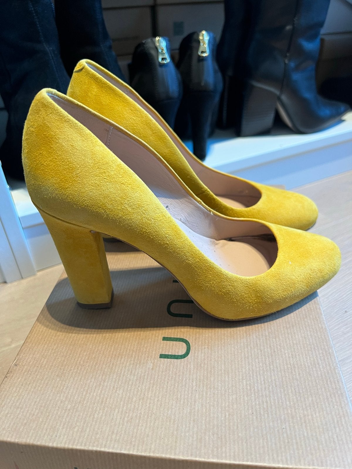 Unisa Gele Suede Pumps - Maat 36, Hak 10cm, Verzenden, Geel, Unisa, Gedragen