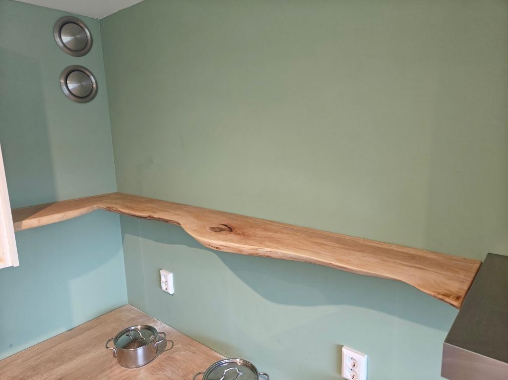 Wandplanken met boomstamrand en blinde bevestiging