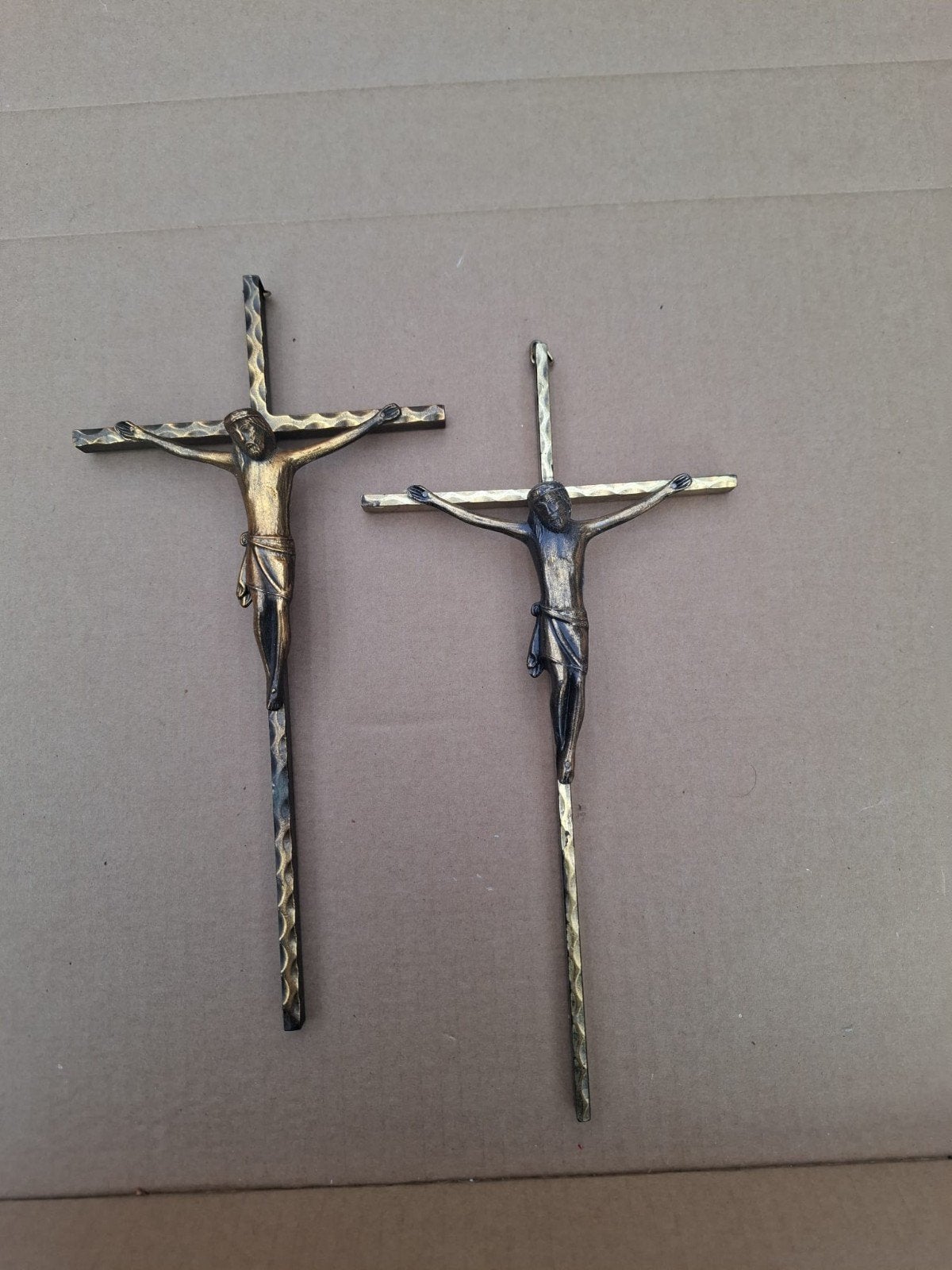 Set van 2 Vintage Kruisbeelden - Religieuze Kunst, Ophalen of Verzenden