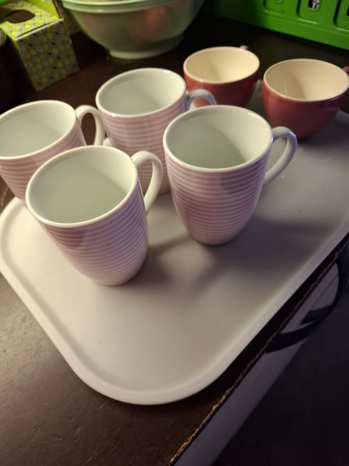 Set van 6 mokken en 2 kopjes - roze gestreept, wit en effen, Huis en Inrichting, Ophalen of Verzenden, Zo goed als nieuw, Overige stijlen