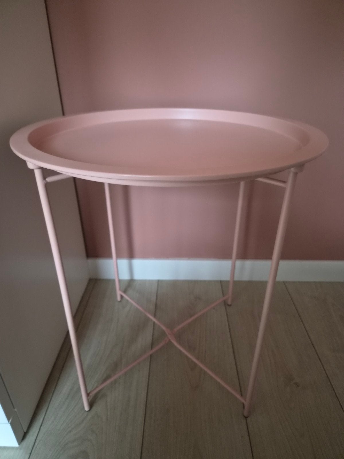 Roze bijzettafel met rond blad - Zo goed als nieuw, Huis en Inrichting, 45 tot 60 cm, Minder dan 55 cm, Modern, Speels, Metaal of Aluminium