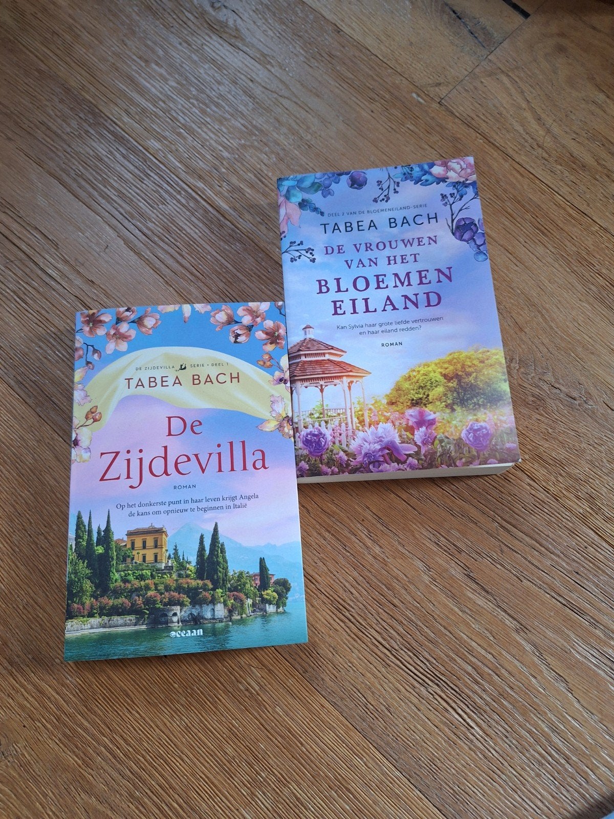 Tabea Bach - De Zijdevilla & De vrouwen vh bloemeneiland, Boeken, Literatuur, Zo goed als nieuw, Ophalen