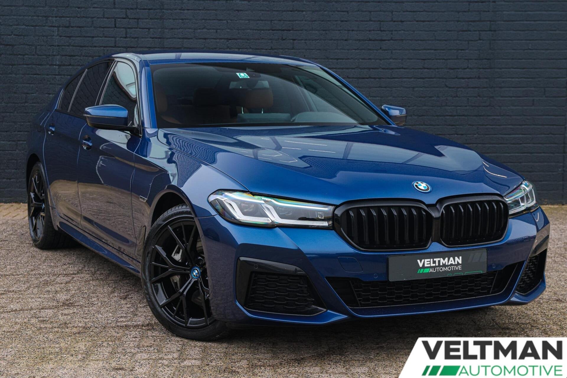 BMW 5-serie 545e xDrive M-SPORT LASER HARMAN KARDON CARPLAY, Gebruikt, Euro 6, 2000 kg, Blauw