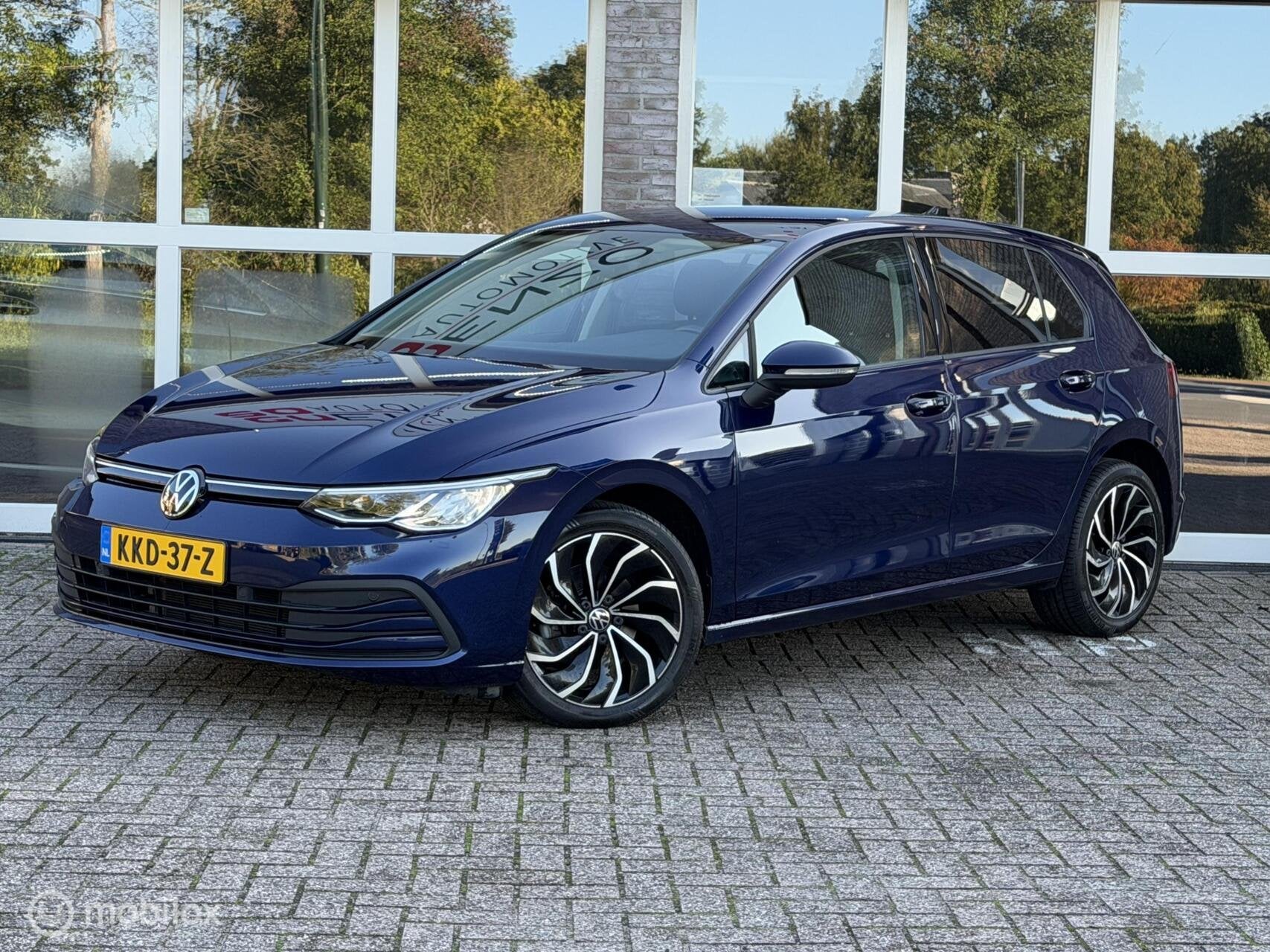 Volkswagen Golf 1.0 eTSI Life Business ACC CarPlay, Auto's, Stof, Gebruikt, Euro 6, Blauw