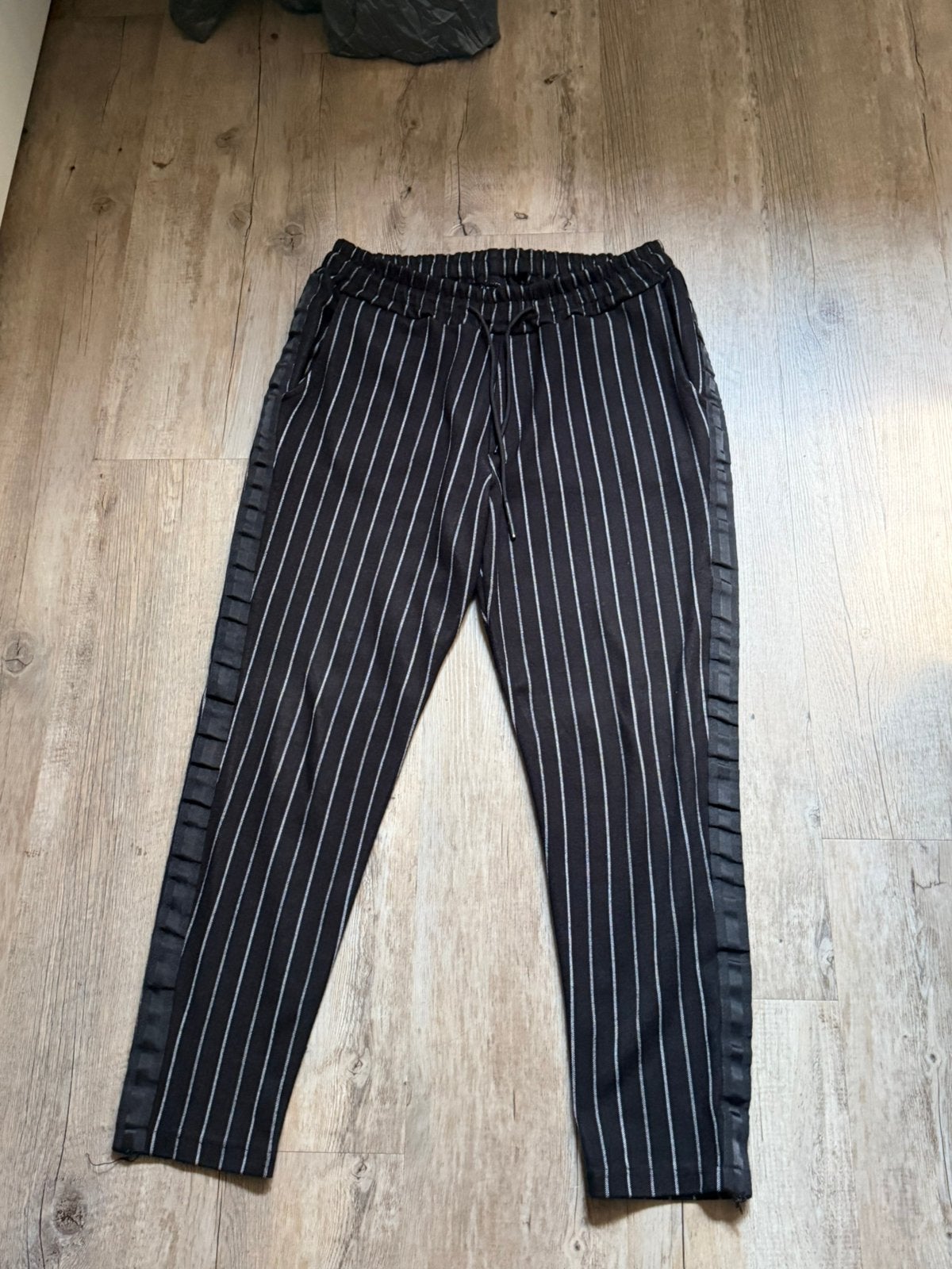 Dames broek. Met wit streepje.  Large, Zwart, Maat 42/44 (L), Ophalen of Verzenden, Lang