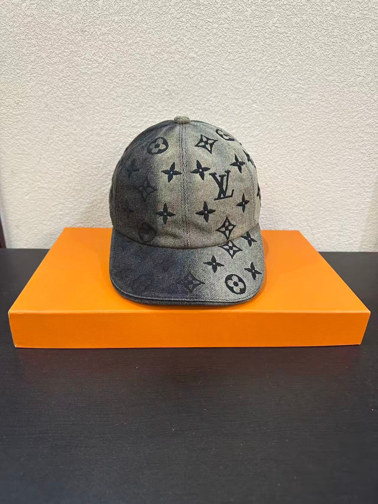 Louis Vuitton pet - LV monogram denim stof, Kleding | Heren, Ophalen of Verzenden, Nieuw, Pet