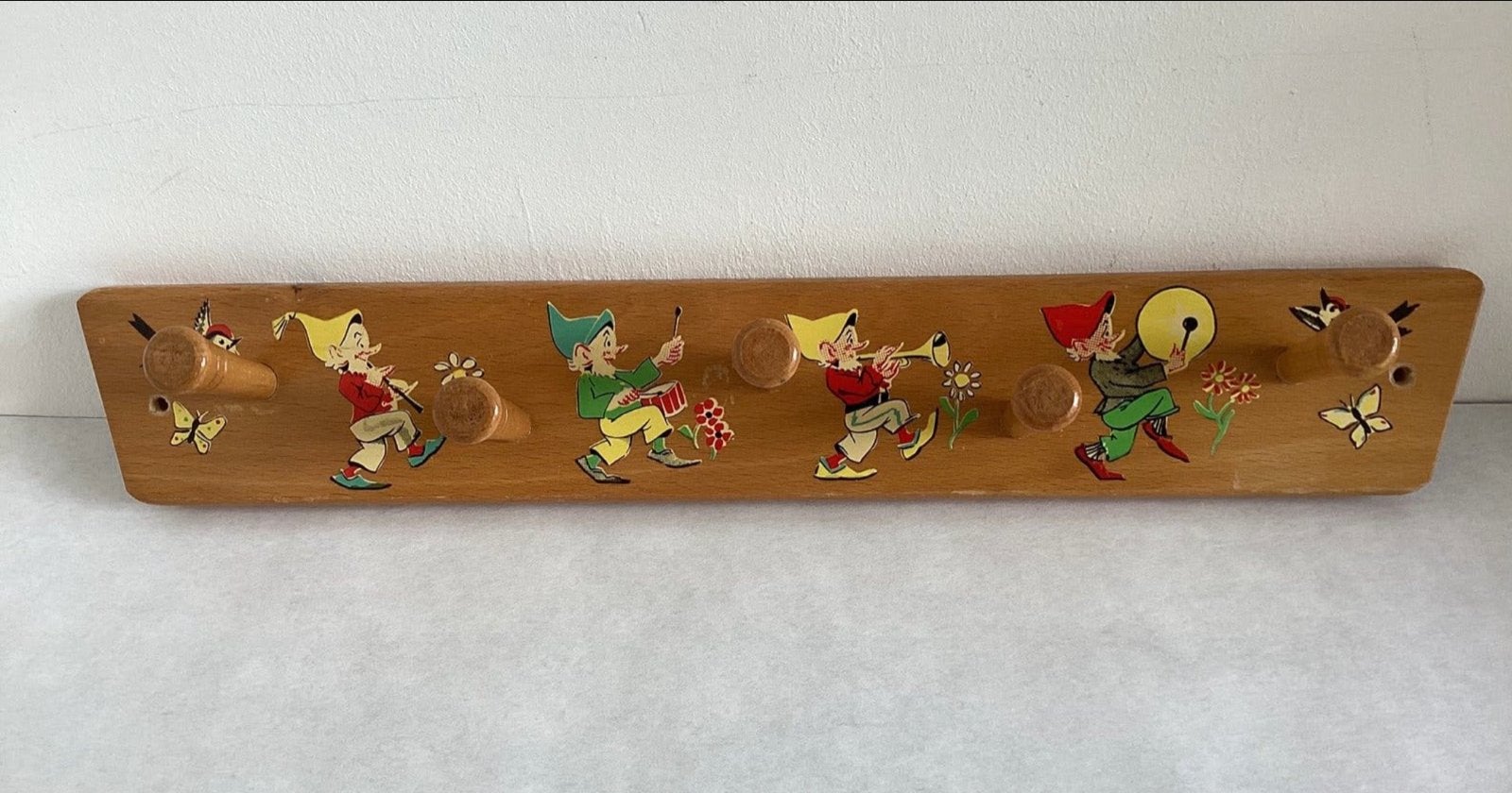 Vintage houten kinderkapstok met  4 muzikale kabouters, Gebruikt, Ophalen of Verzenden, Minder dan 100 cm, Kinderkapstok