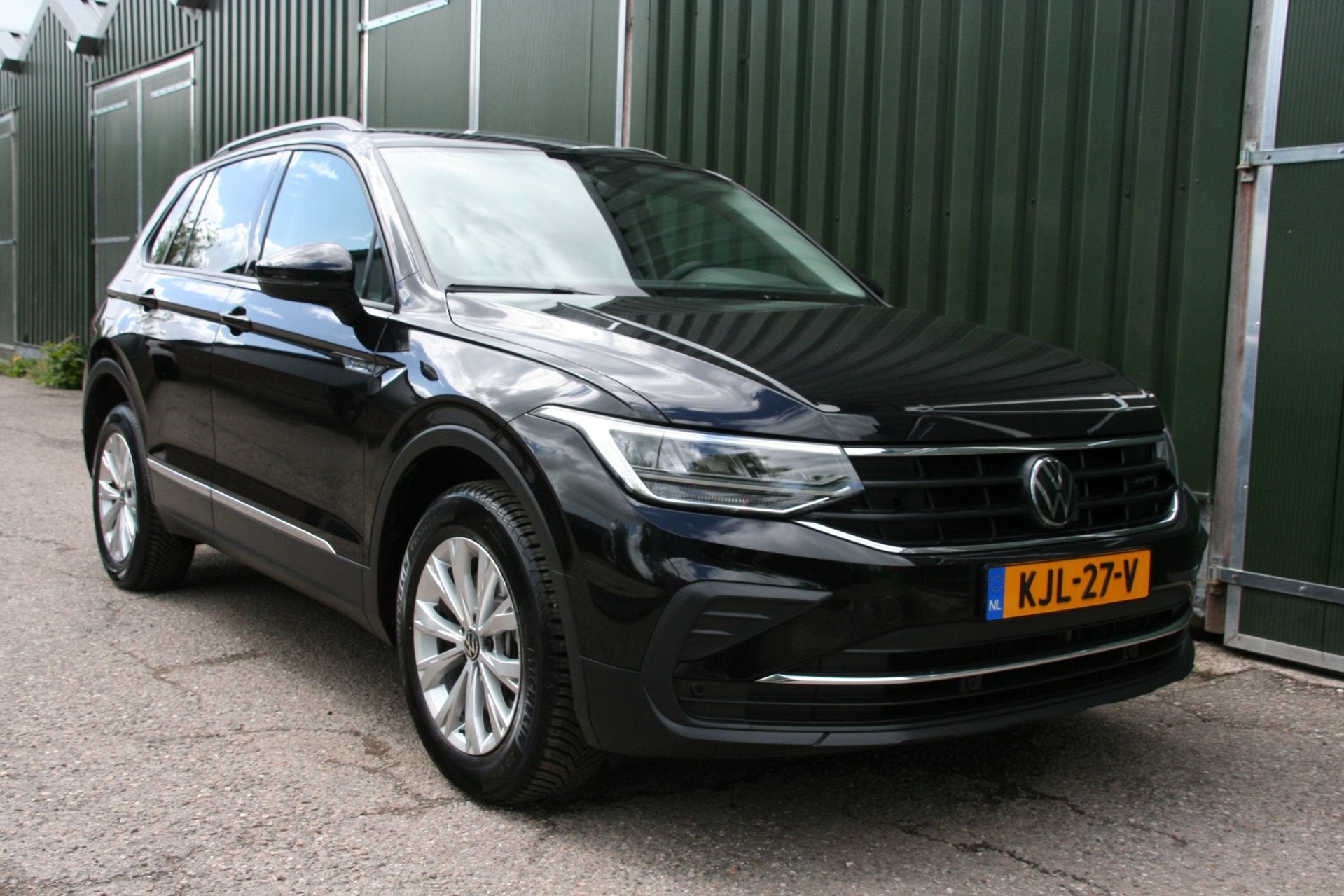Volkswagen TIGUAN 1.4 TSI eHybrid R-Line Business, SOH 98% N, 1716 kg, Stof, 4 cilinders, Zwart