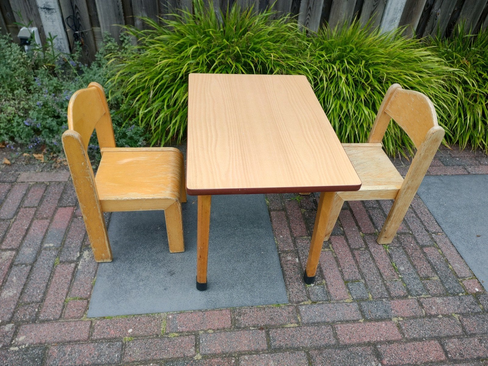 tafeltje en 2 stoeltjes, speeltafeltje, kindermeubilair, Ophalen, Gebruikt