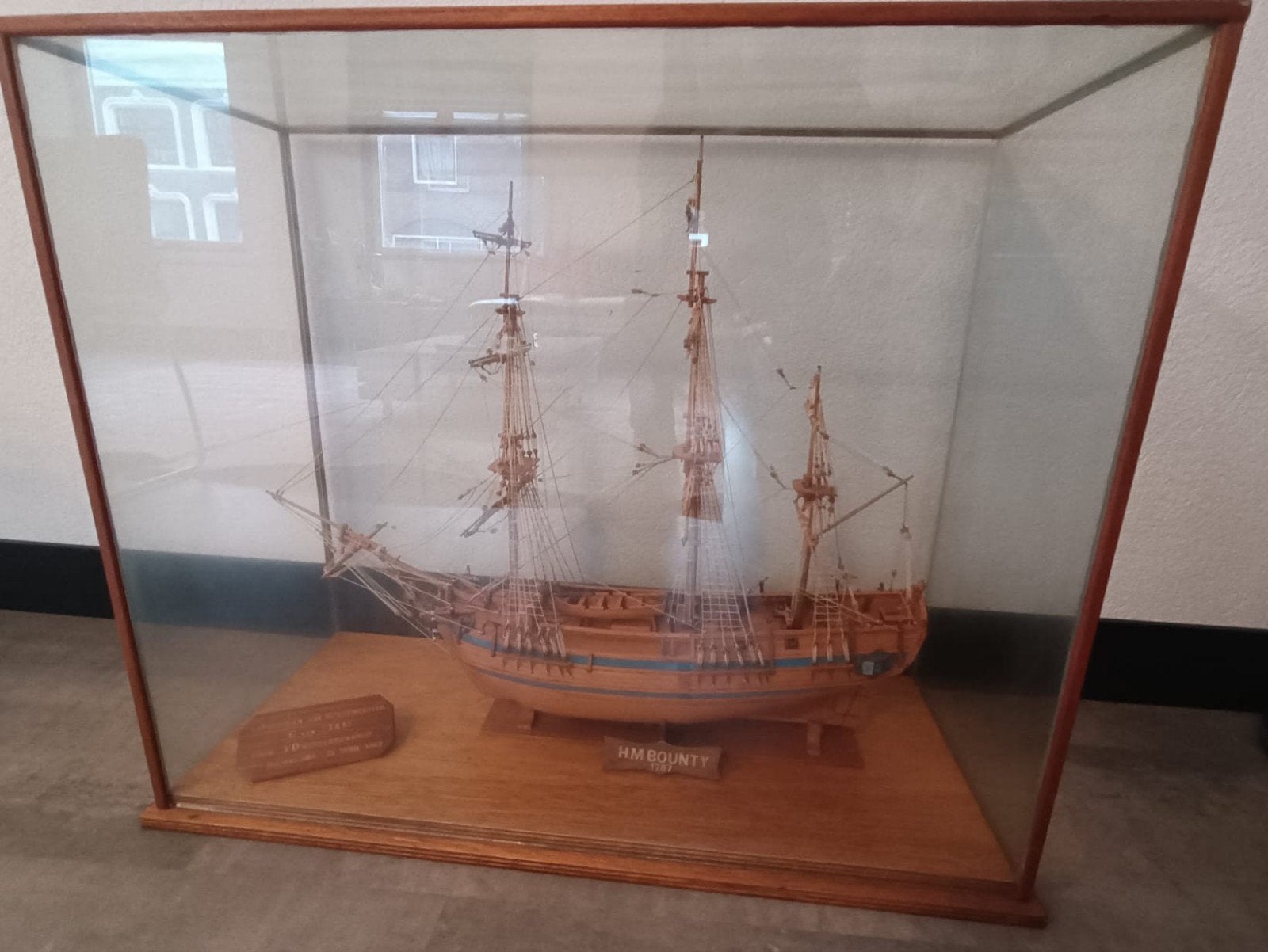 Gedetailleerd model van de H.M. Bounty 1787 in vitrine, Ophalen, Nieuw, Overige merken