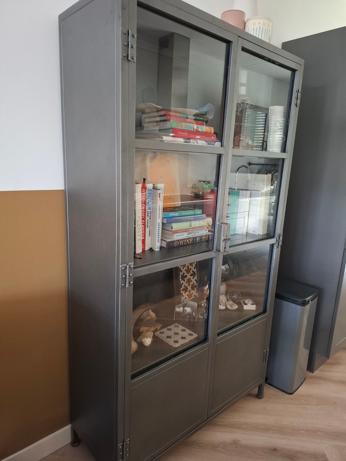 Industriële vitrinekast met glazen deuren en planken, Huis en Inrichting, Ophalen, 50 tot 100 cm, Glas, 25 tot 50 cm