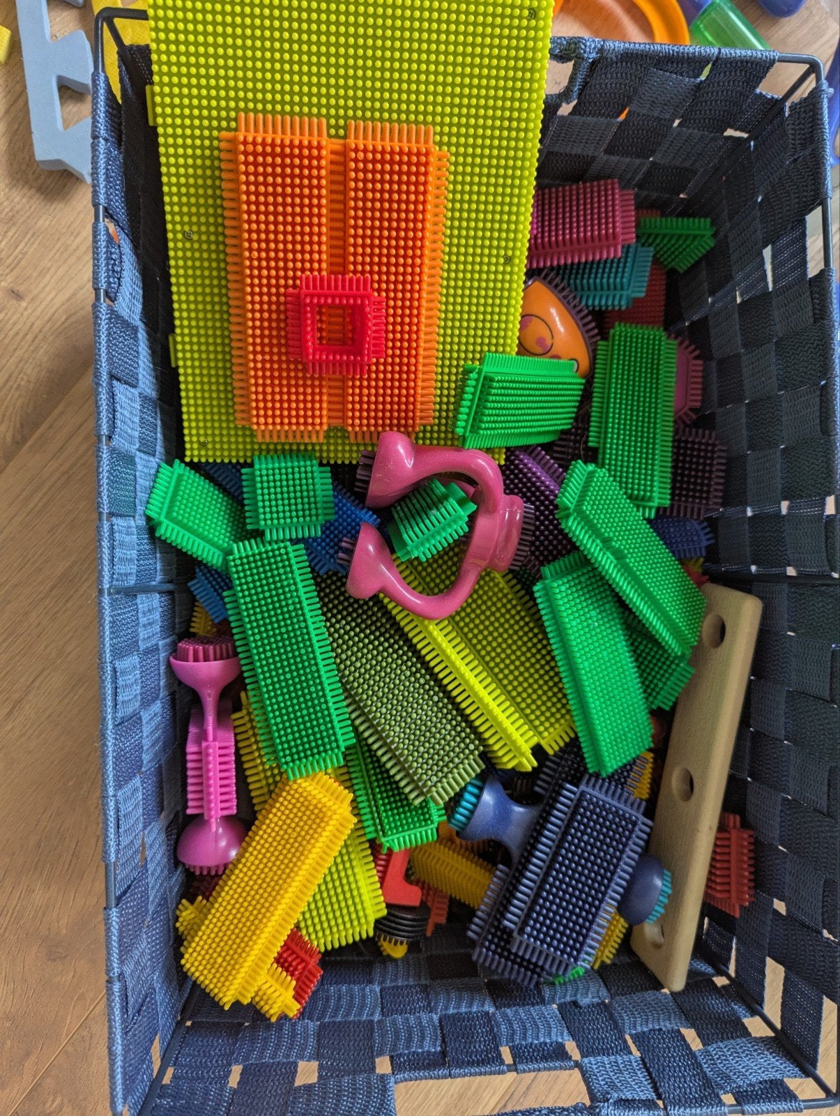 Grote doos met kleurrijke bouwblokken (stekelblokken), Ophalen of Verzenden
