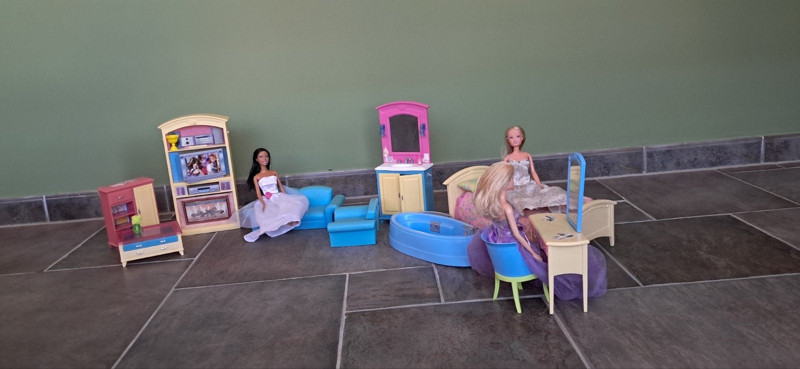 Complete Barbie set: 3 poppen, meubels en accessoires, Ophalen of Verzenden, Gebruikt, Barbie