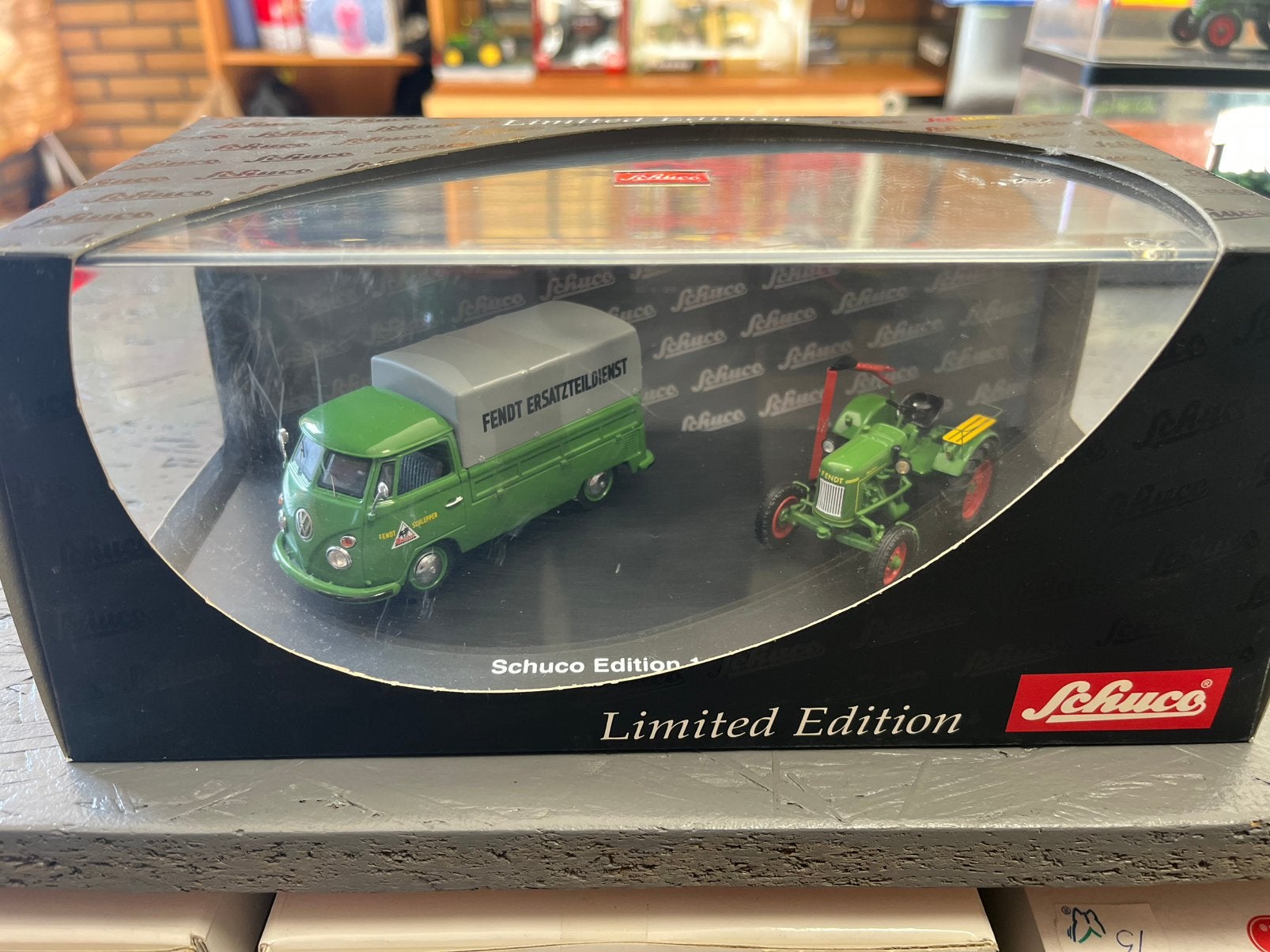 Fendt tractor en Volkswagen T1 servicebus Schuco Nieuwstaat, Ophalen of Verzenden, Nieuw, Tractor of Landbouw, Schuco