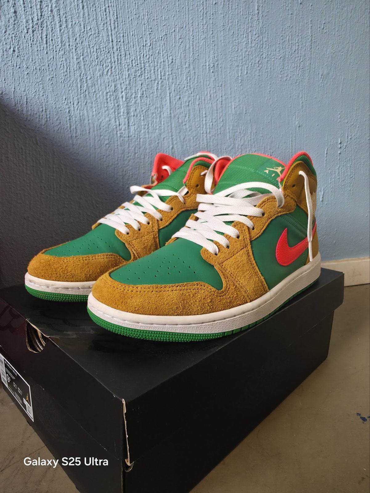 Nike Air Jordan 1 Mid SE Wheat Watermelon - Maat 43, Ophalen, Nieuw, Overige kleuren, Sneakers of Gympen