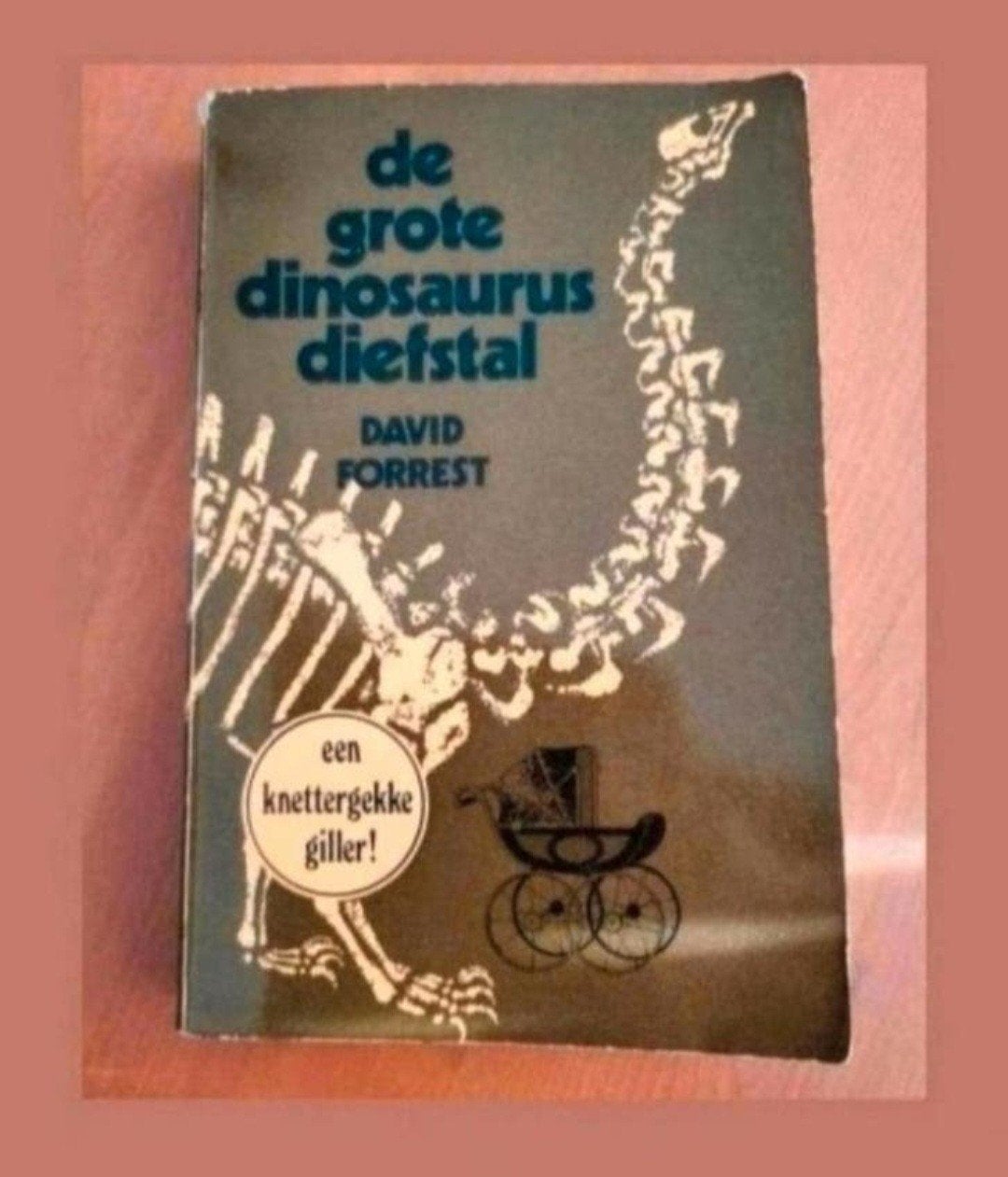 De Grote Dinosaurus Diefstal - David Forrest, Boeken, Ophalen of Verzenden, Gelezen, David Forrest